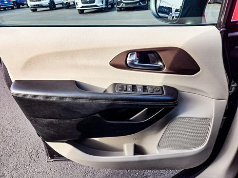 Used 2022 Chrysler Voyager LX image 18