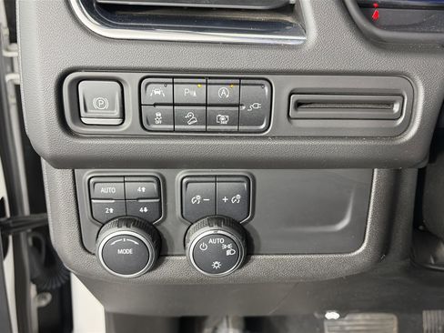 Used 2022 Chevrolet Tahoe Z71 w/ Luxury Package image 32