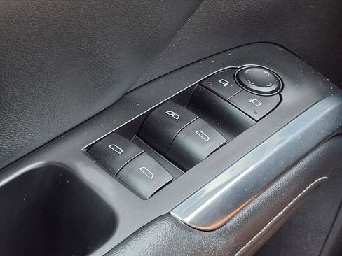 Used 2025 Chevrolet Traverse LT image 11