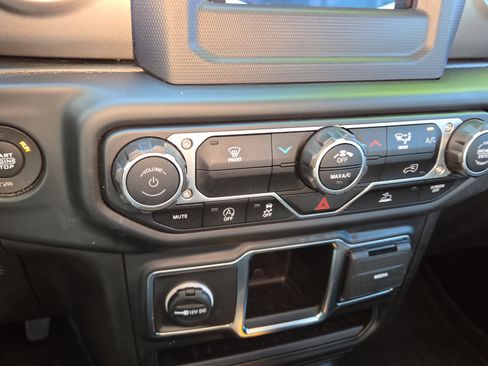 Used 2023 Jeep Gladiator Sport image 15