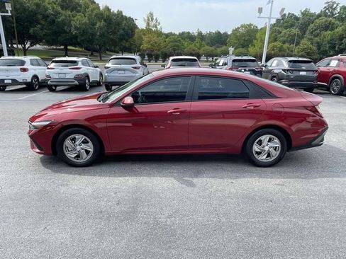 Certified 2026 Hyundai Elantra SE FWD image 4