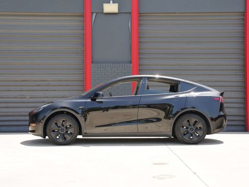 Used 2024 Tesla Model Y Long Range RWD image 8
