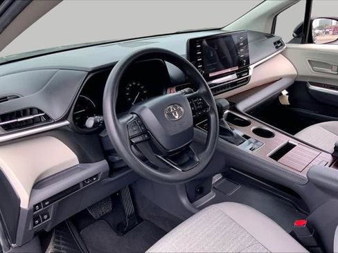 Certified 2024 Toyota Sienna LE FWD image 17