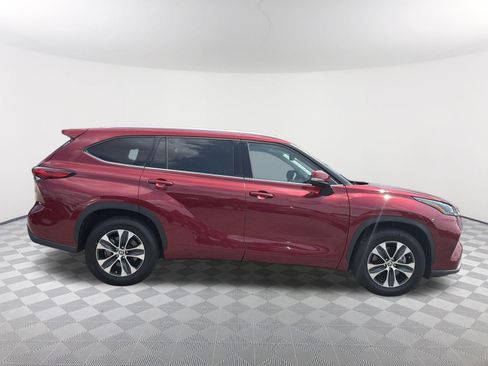 Used 2022 Toyota Highlander XLE FWD image 7