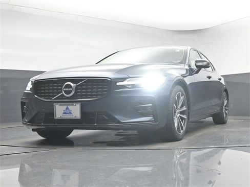 Used 2022 Volvo S60 B5 Momentum w/ Premium Package image 37