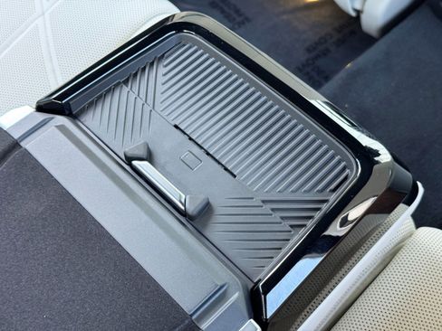 Used 2023 BMW i7 xDrive60 w/ Executive Package 2 image 36