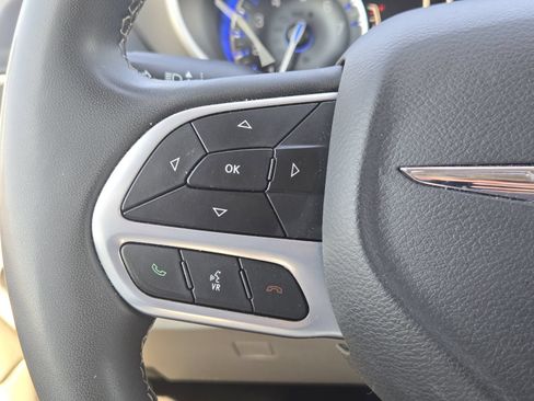 Used 2023 Chrysler Pacifica Touring-L FWD image 30