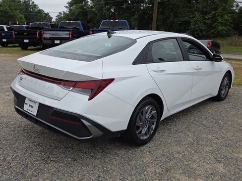 Used 2024 Hyundai Elantra SEL FWD image 13