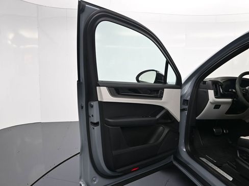 Certified 2024 Porsche Cayenne Turbo AWD/4WD image 16