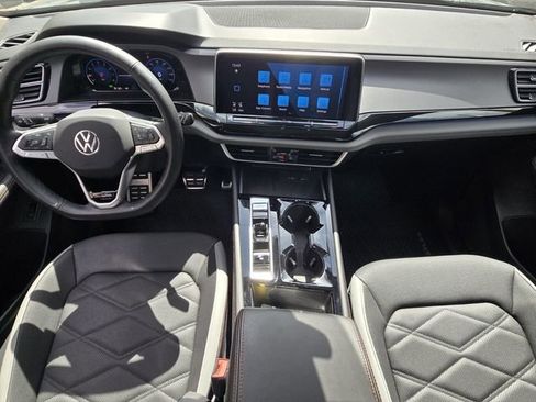 Certified 2025 Volkswagen Atlas Peak Edition SE image 18