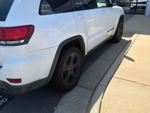 Used 2019 Jeep Grand Cherokee Laredo RWD image 4