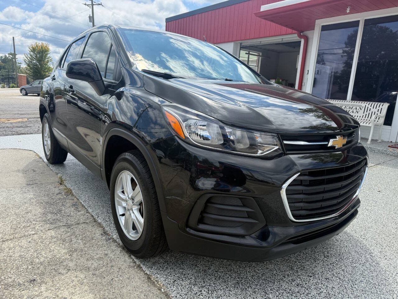 Used 2022 Chevrolet Trax LS w/ Tint and Cruise Package AWD/4WD image 2