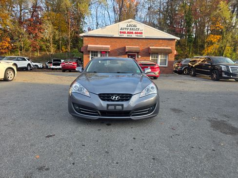 Used 2010 Hyundai Genesis 3.8 image 2