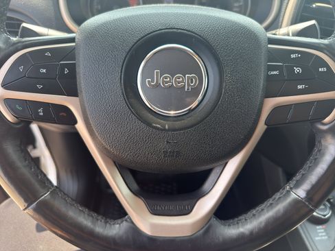 Used 2018 Jeep Cherokee Limited w/ Trailer Tow Group AWD/4WD image 16