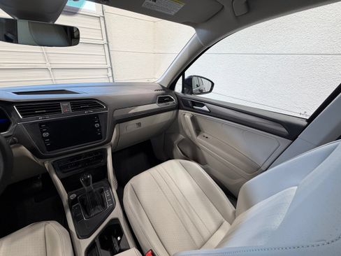 Certified 2023 Volkswagen Tiguan SE FWD image 34