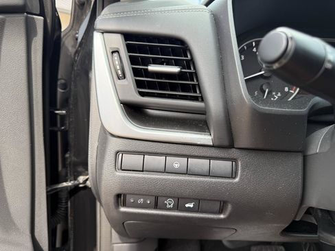 Used 2025 Nissan Rogue SV FWD image 12