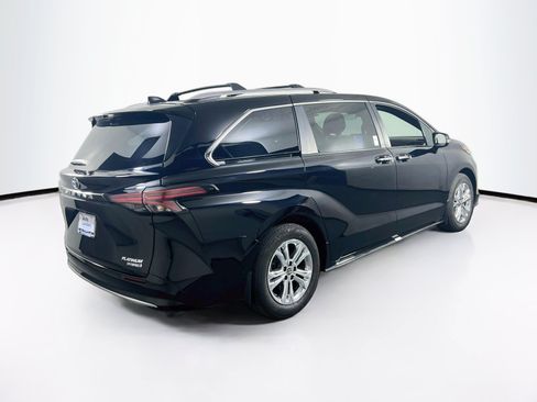 Used 2023 Toyota Sienna Platinum AWD/4WD image 5