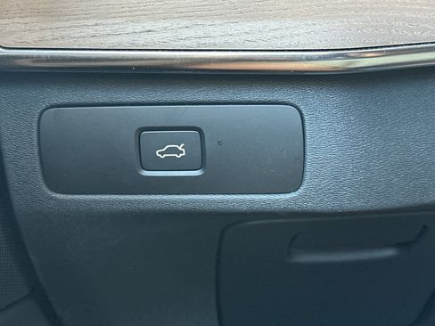 Certified 2025 Volvo XC90 B6 Core AWD/4WD image 32