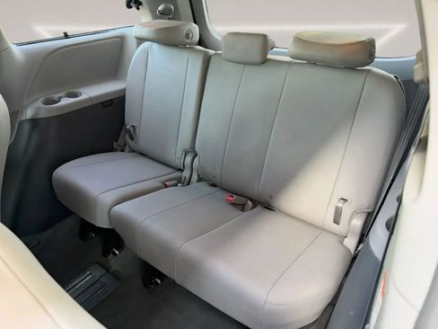 Used 2017 Toyota Sienna XLE image 13