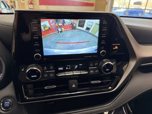 Used 2022 Toyota Highlander XLE image 40