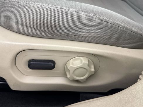 Used 2017 Ford Taurus SE image 13