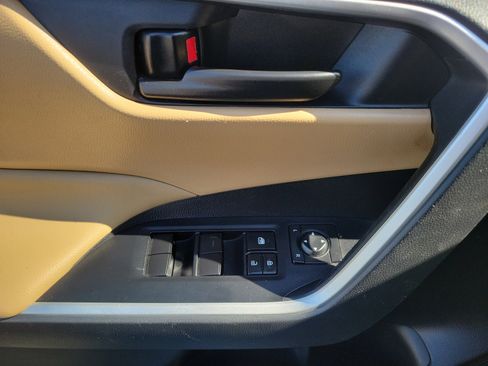 Used 2021 Toyota RAV4 LE image 20