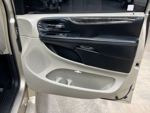 Used 2014 Chrysler Town & Country Touring image 19