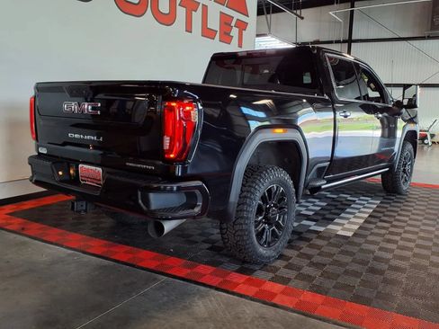 Used 2022 GMC Sierra 2500 Denali w/ Denali Black Diamond Edition AWD/4WD image 8