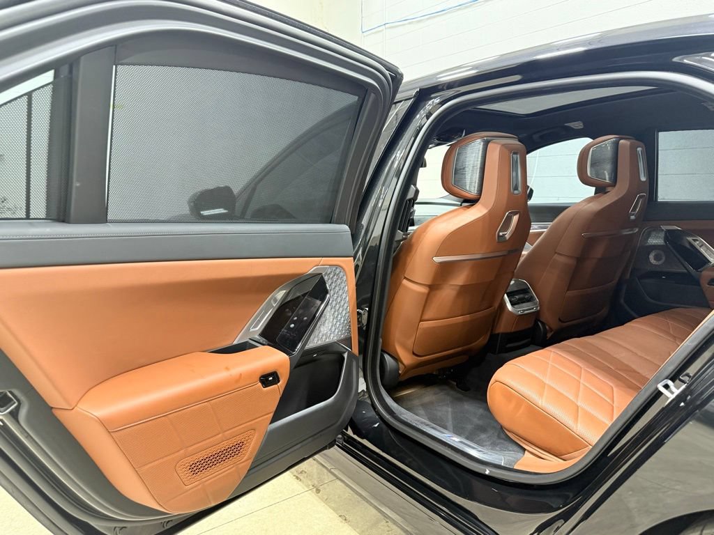 Used 2023 BMW i7 xDrive60 AWD/4WD image 39