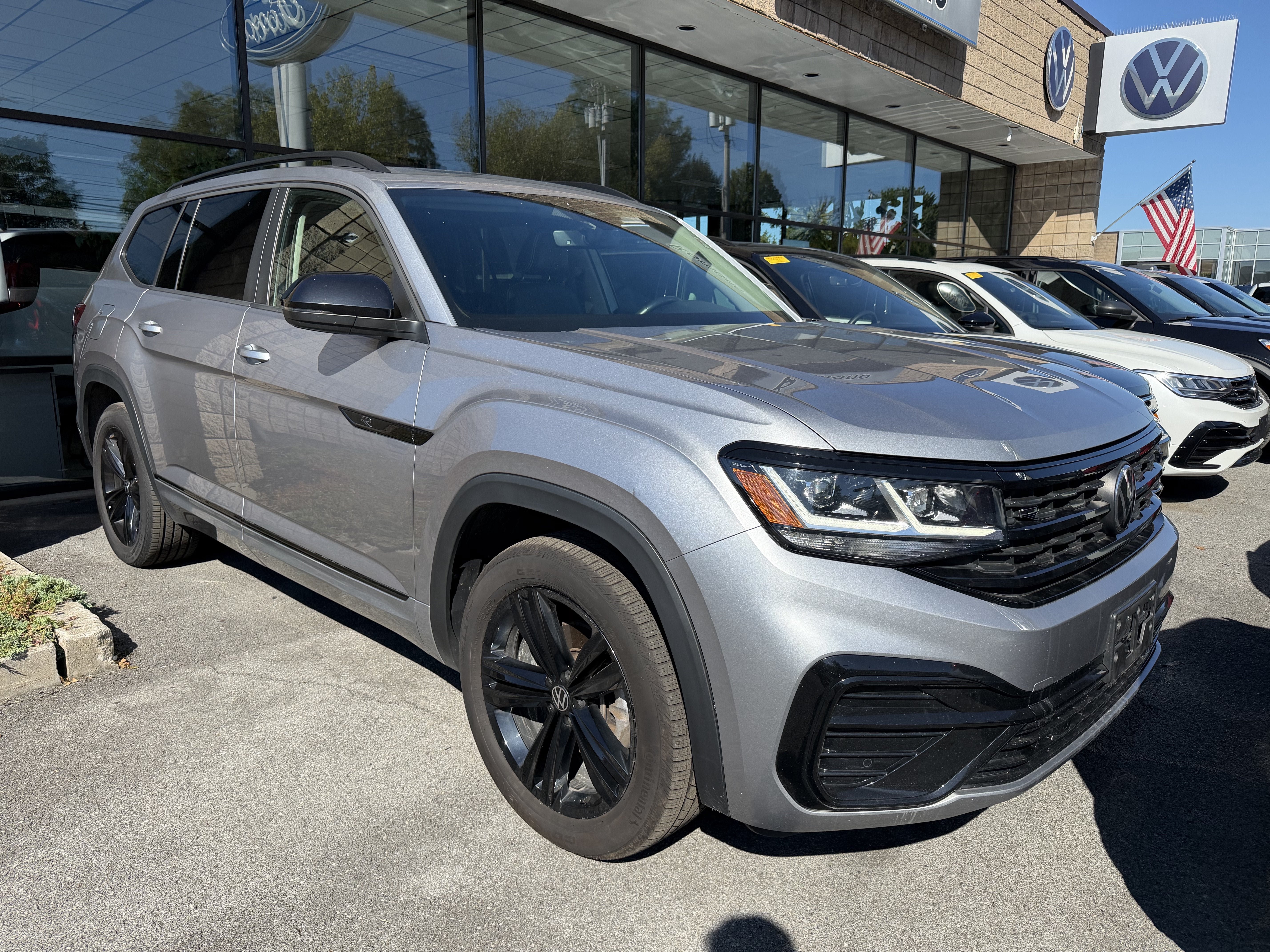 Used 2023 Volkswagen Atlas SEL R-Line AWD/4WD image 2