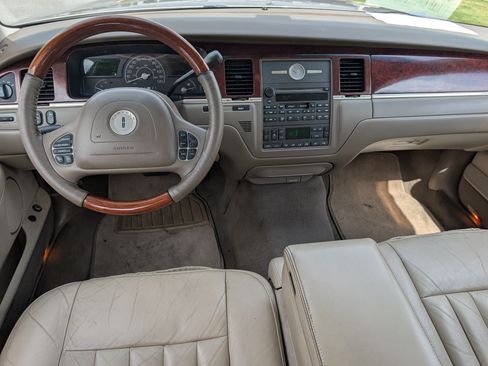 Used 2003 Lincoln Town Car Signature RWD image 11