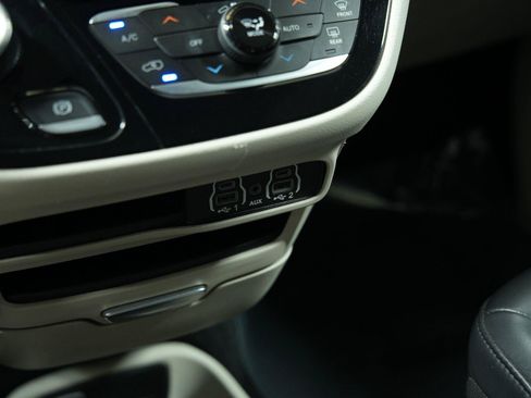 Used 2023 Chrysler Pacifica Touring-L FWD image 41