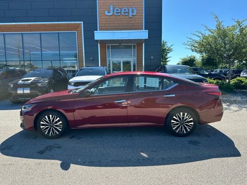Used 2025 Nissan Altima 2.5 SV FWD image 10
