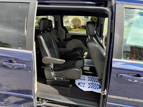 Used 2017 Dodge Grand Caravan SXT w/ Rear Park Assist Package image 8