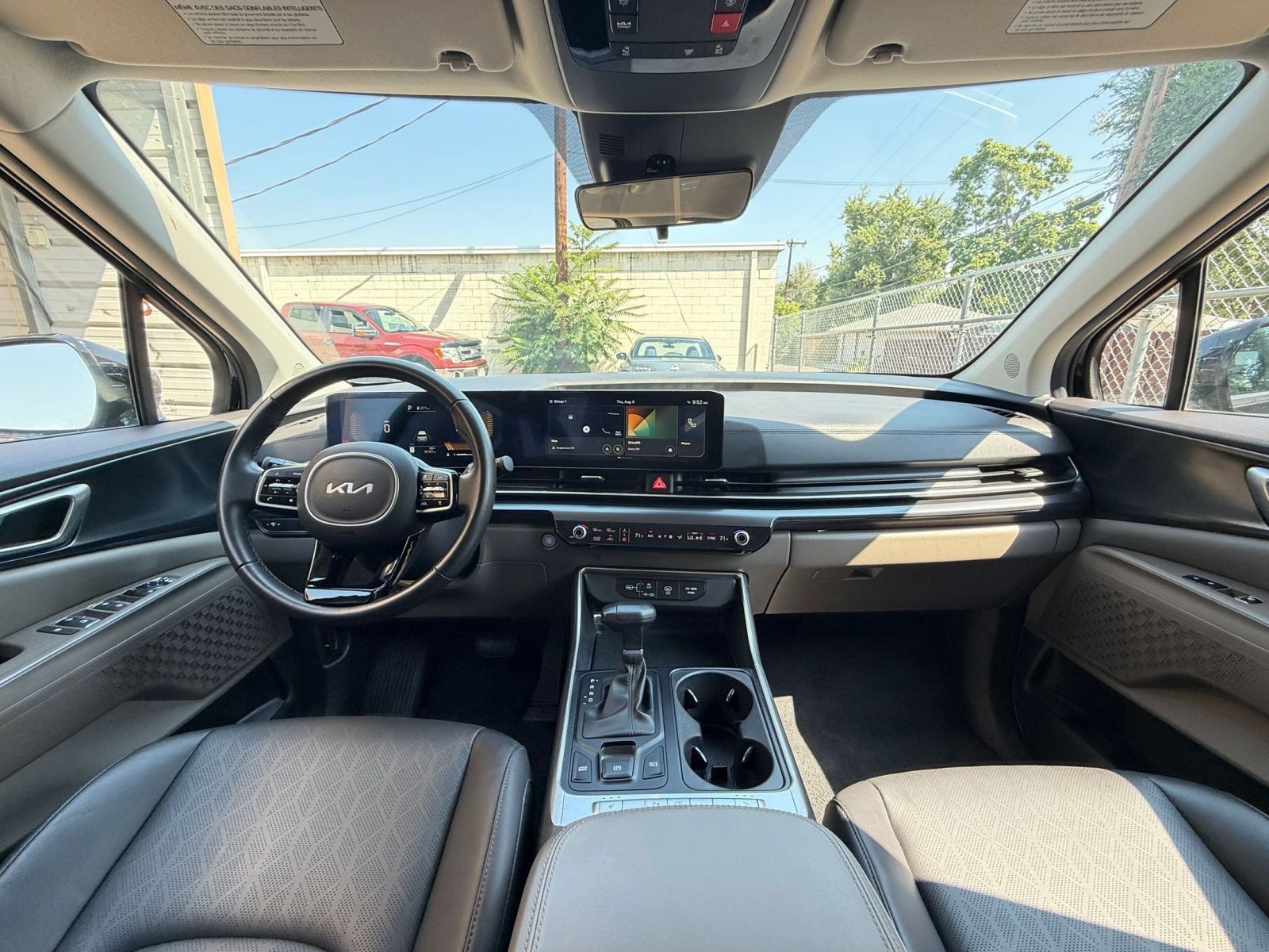 Used 2026 Kia Carnival FWD image 32