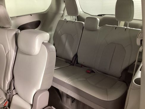 Used 2017 Chrysler Pacifica Touring-L Plus FWD image 31