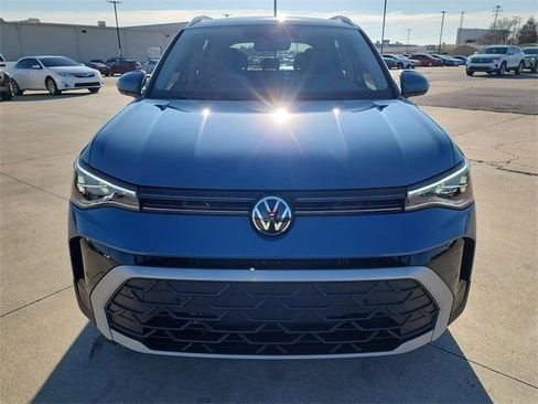 Certified 2025 Volkswagen Taos SE image 8