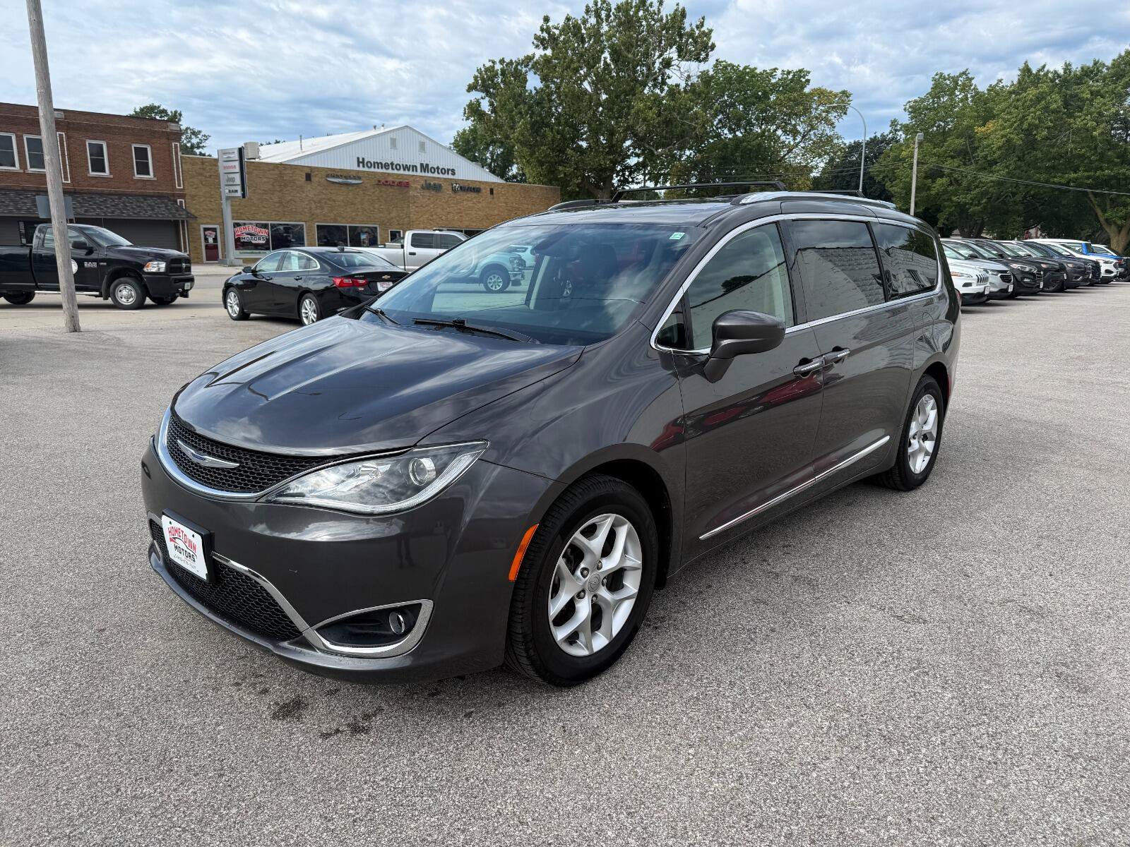 Used 2020 Chrysler Pacifica Touring-L Plus w/ Tire & Wheel Group FWD image 1
