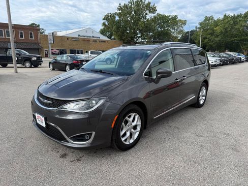 Used 2020 Chrysler Pacifica Touring-L Plus w/ Tire & Wheel Group FWD image 1