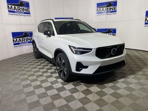 Used 2023 Volvo XC40 B5 Plus image 1