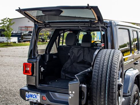 Used 2025 Jeep Wrangler Unlimited Sahara AWD/4WD image 16