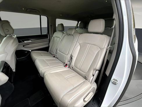 Used 2024 Jeep Wagoneer L Series III w/ Flexible Seating Group AWD/4WD image 26