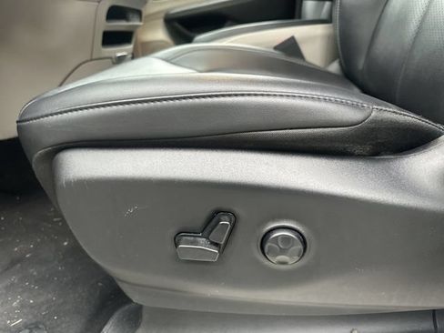 Used 2024 Chrysler Pacifica Limited FWD image 16