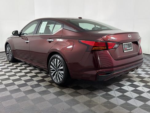 Used 2024 Nissan Altima 2.5 SV FWD image 2