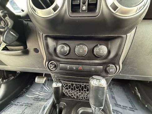 Used 2015 Jeep Wrangler Unlimited Rubicon w/ Connectivity Group image 34