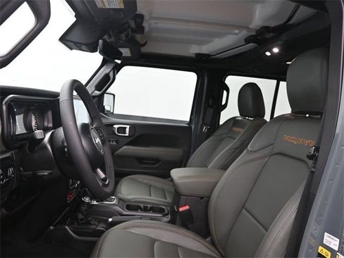 Used 2025 Jeep Gladiator Mojave w/ Convenience Group image 15