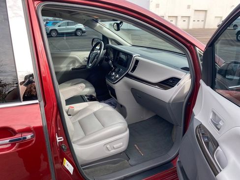 Used 2016 Toyota Sienna XLE w/ XLE Navigation Package image 12