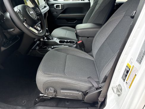 Used 2024 Jeep Wrangler Unlimited Sahara AWD/4WD image 9