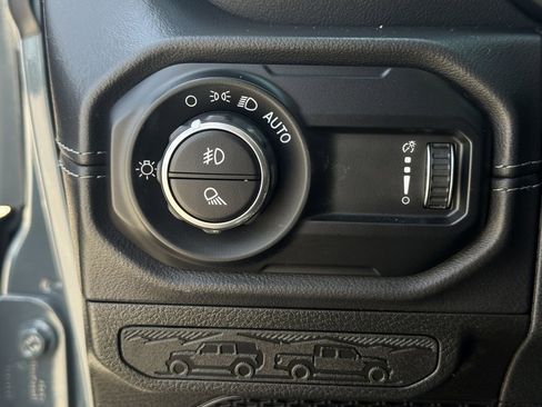 Used 2025 Jeep Gladiator Mojave AWD/4WD image 24