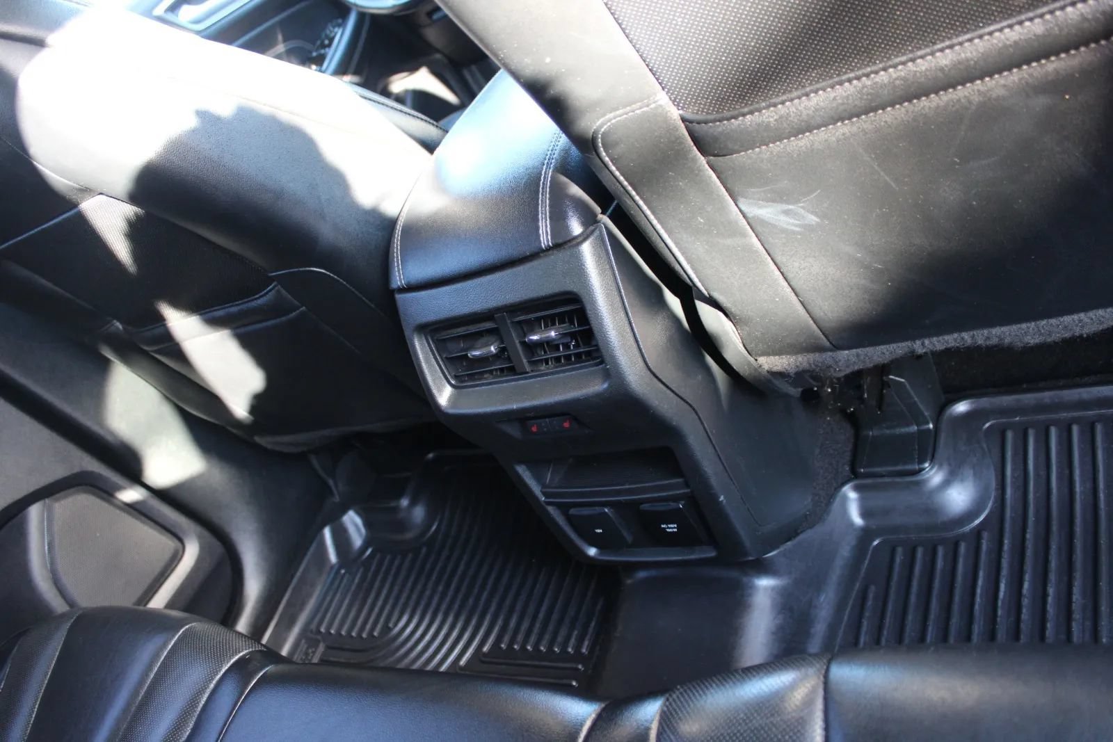 Used 2019 Ford Edge Titanium w/ Equipment Group 301A AWD/4WD image 22